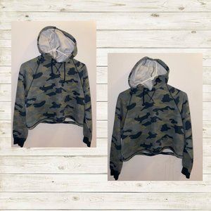 Long Sleeve Cropped Camo Hoodie Size M